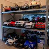Al piano superiore si trova invece quello che potremmo definire un �garage� che raccoglie macchinine, moto e camion elettrici...